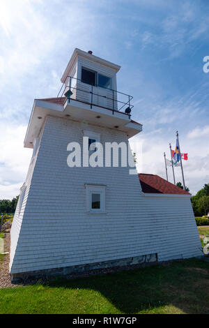 Die berühmten Fort Point Lighthouse, überschaut und geschützt Der Hafen von Liverpool, Nova Scotia, Kanada. Stockfoto