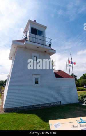 Die berühmten Fort Point Lighthouse, überschaut und geschützt Der Hafen von Liverpool, Nova Scotia, Kanada. Stockfoto