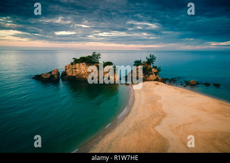 Luftaufnahme des Sonnenuntergangs an Kemasik Strand, Terengganu, Malaysia Stockfoto