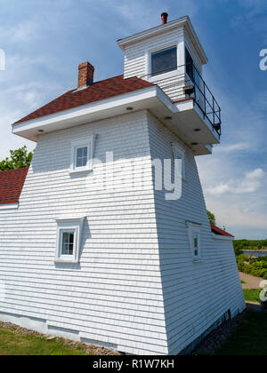 Die berühmten Fort Point Lighthouse, überschaut und geschützt Der Hafen von Liverpool, Nova Scotia, Kanada. Stockfoto