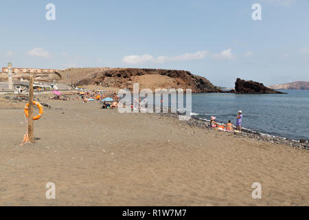 El Burrero in Gran Canaria, mit Personen, Aktivitäten, Schwimmen, Angeln, Schnorcheln oder einfach nur Ausruhen, durch den Kieselstrand Stockfoto