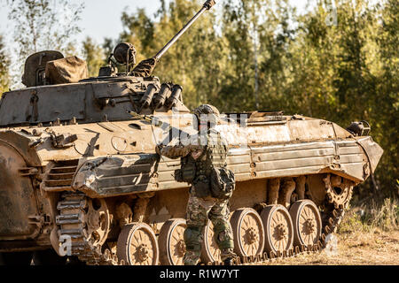 Gruppe von Soldaten auf Panzern auf den Outdoor auf Armee Übungen. Krieg, Militär, Technik und Mensch. Stockfoto