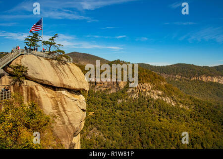 Chimney Rock mit amerikanischer Flagge an der Chimney Rock State Park in den Ausläufern des Hickory Mutter Gorge North Carolina Stockfoto