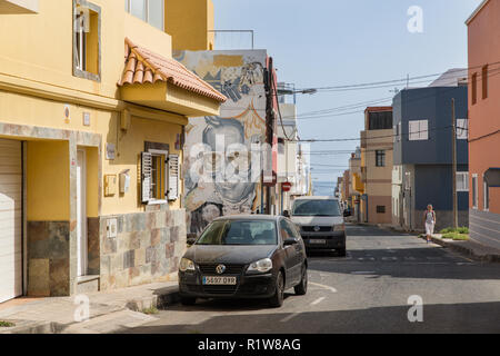 Kunstvoll bemalte Wände in der Ortschaft E Burerro, einem Dorf in der Nähe von Ingenio auf Gran Canaria, Spanien Stockfoto