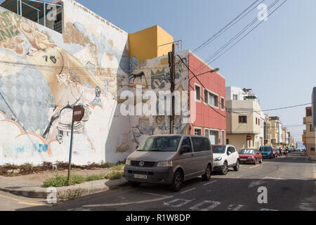 Kunstvoll bemalte Wände in der Ortschaft E Burerro, einem Dorf in der Nähe von Ingenio auf Gran Canaria, Spanien Stockfoto