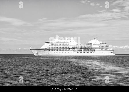 Schiff im Meer im Great stirrup Cay, Bahamas. Ocean Liner auf Blau Marine. Transport zu Wasser, Schiff. Abenteuer, Entdeckung, Reise. Sommer Urlaub, Fernweh Stockfoto