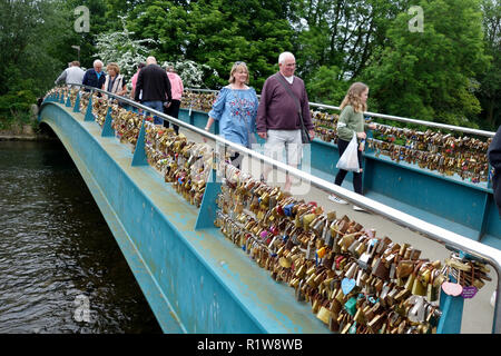 Liebe Sperren auf der Brücke über den Fluss Wye in Bakewell, Derbyshire, England. Großbritannien Stockfoto