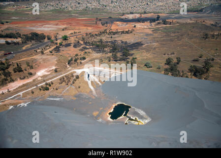 Antenne, die die ökologischen Auswirkungen des Bergbaus auf die natürlichen Ressourcen und Gemeinschaften in Witbank, Südafrika. (Die tatsächliche Hand gehaltene Luftaufnahmen von einem gyrocopter, nicht drone Fotos gemacht). Dieses Bild ist Teil einer größeren Körper der Arbeit zum historischen Bergbau Umwelt, Wasserressourcen und Gemeinschaften in Südafrika beeinflusst haben. Der Fotograf produzierte auch eine groß angelegte Ausstellung und Buch mit dem Titel "Eine Säure Fluß läuft durch ihn "von wählt dieses Materials. Foto: Eva-Lotta Jansson Stockfoto