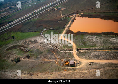 Antenne, die die ökologischen Auswirkungen des Bergbaus auf die natürlichen Ressourcen und Gemeinschaften in Witbank, Südafrika. (Die tatsächliche Hand gehaltene Luftaufnahmen von einem gyrocopter, nicht drone Fotos gemacht). Dieses Bild ist Teil einer größeren Körper der Arbeit zum historischen Bergbau Umwelt, Wasserressourcen und Gemeinschaften in Südafrika beeinflusst haben. Der Fotograf produzierte auch eine groß angelegte Ausstellung und Buch mit dem Titel "Eine Säure Fluß läuft durch ihn "von wählt dieses Materials. Foto: Eva-Lotta Jansson Stockfoto