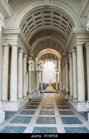 In Rom, Italien, AM 01/06/2018 - Perspektive Galerie von Francesco Borromini im Palazzo Spada gezwungen. Der Flur ist viel kürzer, und die Skulptur Stockfoto