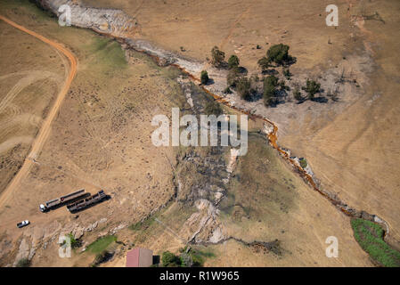 Antenne, die die ökologischen Auswirkungen des Bergbaus auf die natürlichen Ressourcen und Gemeinschaften in Witbank, Südafrika. (Die tatsächliche Hand gehaltene Luftaufnahmen von einem gyrocopter, nicht drone Fotos gemacht). Dieses Bild ist Teil einer größeren Körper der Arbeit zum historischen Bergbau Umwelt, Wasserressourcen und Gemeinschaften in Südafrika beeinflusst haben. Der Fotograf produzierte auch eine groß angelegte Ausstellung und Buch mit dem Titel "Eine Säure Fluß läuft durch ihn "von wählt dieses Materials. Foto: Eva-Lotta Jansson Stockfoto