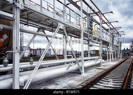 Struktur aus Stahl an der Eisenbahn im Tanklager. Stockfoto