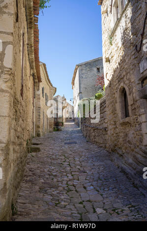 Authentische Straße mit Kopfsteinpflaster in Lacoste Village, Vaucluse, Frankreich. Stockfoto