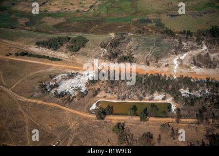 Antenne, die die ökologischen Auswirkungen des Bergbaus auf die natürlichen Ressourcen und Gemeinschaften in Witbank, Südafrika. (Die tatsächliche Hand gehaltene Luftaufnahmen von einem gyrocopter, nicht drone Fotos gemacht). Dieses Bild ist Teil einer größeren Körper der Arbeit zum historischen Bergbau Umwelt, Wasserressourcen und Gemeinschaften in Südafrika beeinflusst haben. Der Fotograf produzierte auch eine groß angelegte Ausstellung und Buch mit dem Titel "Eine Säure Fluß läuft durch ihn "von wählt dieses Materials. Foto: Eva-Lotta Jansson Stockfoto