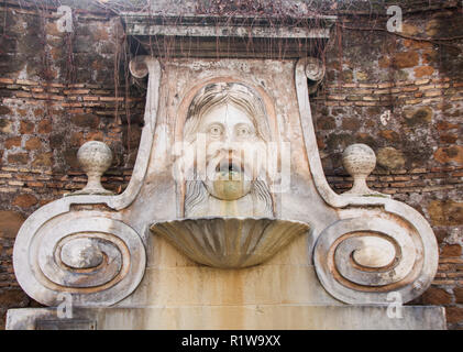 Brunnen in der Via Giulia, bekannt als mascherone, die ein menschliches Gesicht Stockfoto