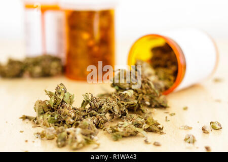 Marihuana für medizinische Zwecke in Flaschen Stockfoto