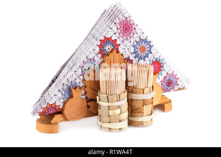 Papier Servietten mit Holzgriff und Zahnstochern auf weißem Hintergrund. Stockfoto