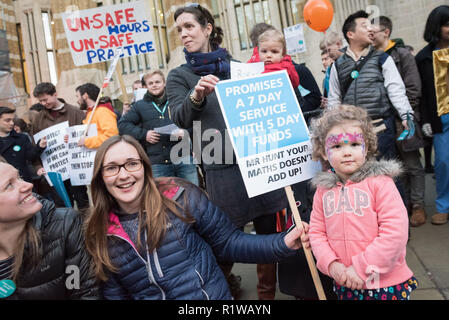 Abteilung Gesundheit, Whitehall, London, UK. 11. Februar, 2016. Notfall Protest findet in Whitehall in Reaktion auf die Gesundheit Sekrete Stockfoto