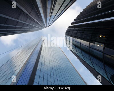 Neben Wolkenkratzern mit Sky Reflexionen über die hohen Gebäude in der Stadt von London. Die moderne Stadt. London, Undershaft, Aviva Stockfoto
