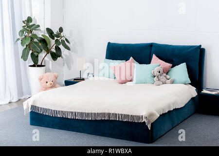 Innenansicht Schlafzimmer mit blau Bett und Spielzeug Stockfoto