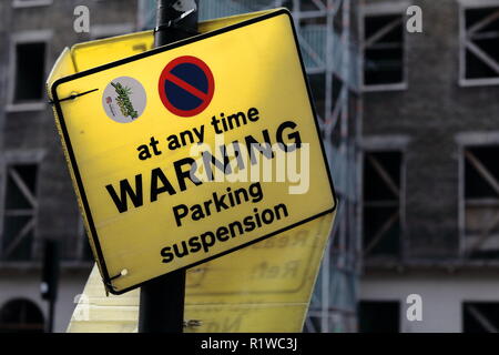 Warnung parkplatz Aussetzung jederzeit gelbes Schild in London, Portland Place. Stockfoto