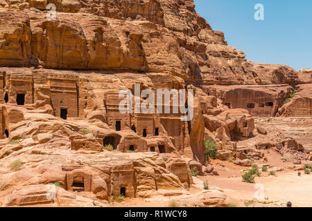 Fels gehauene Häuser, nabatäische Stadt Petra, in der Nähe von Wadi Musa, Jordanien Stockfoto