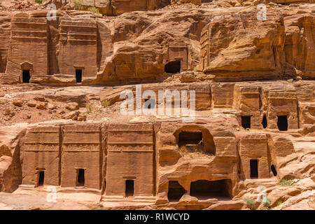 Fels gehauene Häuser, nabatäische Stadt Petra, in der Nähe von Wadi Musa, Jordanien Stockfoto