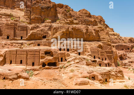 Fels gehauene Häuser, nabatäische Stadt Petra, in der Nähe von Wadi Musa, Jordanien Stockfoto