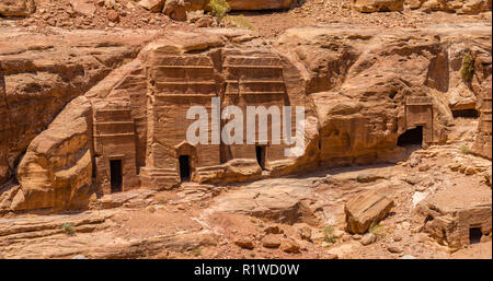 Fels gehauene Häuser, nabatäische Stadt Petra, in der Nähe von Wadi Musa, Jordanien Stockfoto