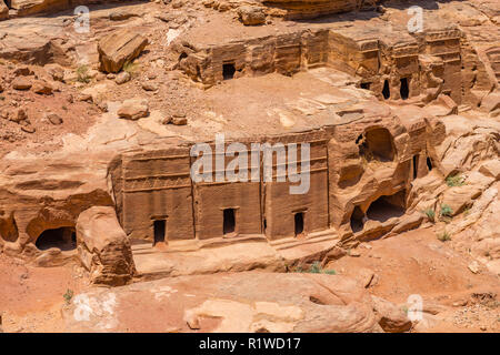 Fels gehauene Häuser, nabatäische Stadt Petra, in der Nähe von Wadi Musa, Jordanien Stockfoto