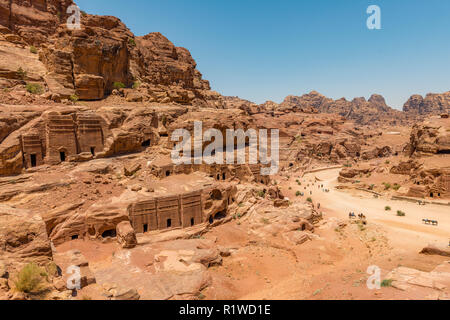 Fels gehauene Häuser, nabatäische Stadt Petra, in der Nähe von Wadi Musa, Jordanien Stockfoto