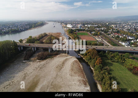 Geringe wasser Rhein Arm zwischen Bendorf und die Insel Graswerth, Drone schoß, Bendorf, Rheinland-Pfalz, Deutschland Stockfoto