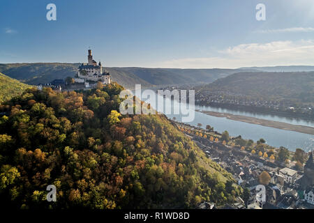 Marksburg im UNESCO Weltkulturerbe Oberes Mittelrheintal hoch über dem Rhein in der Nähe von Braubach, drone Schuß Stockfoto