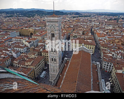 Aus der Vogelperspektive aus der Laterne auf der Kuppel des Doms in Florenz, über Giottos Campanile und die Dächer von Florenz in der Toskana, Italien Stockfoto