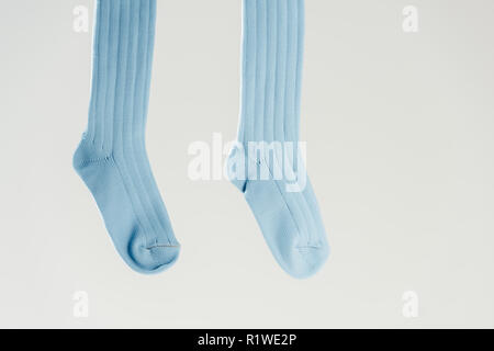 Paar blaue Baumwollsocken isoliert auf Grau Stockfoto