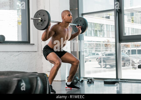 Muskulöse junge afrikanische amerikanische Sportler anheben Barbell in der Turnhalle Stockfoto