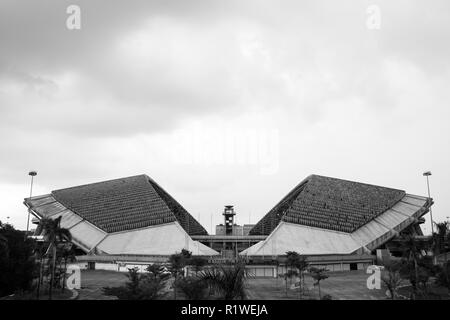 SHAH ALAM, MALAYSIA - 12. NOVEMBER 2018: Shah Alam Stadium Struktur in Schwarz und Weiß Stockfoto