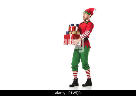 Mann in der weihnachtself Kostüm tragen Haufen präsentiert isoliert auf weißem Stockfoto