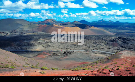 Malerische Nationalpark Timanfaya Ansichten und farbenprächtige Vulkanlandschaften Stockfoto