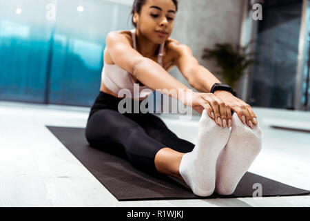 Junge attraktive sportliche Mädchen limbering im Sportzentrum Stockfoto