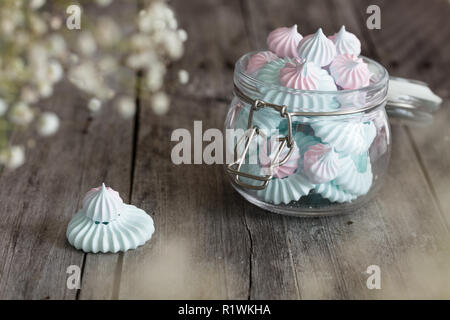 Rosa und Blaue Baisers in Glas Glas auf dunklem Hintergrund Stockfoto