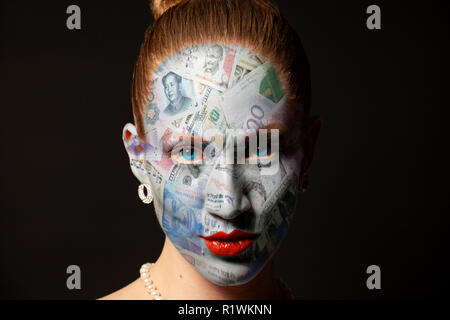 Frau Gesicht mit Geld Textur Stockfoto