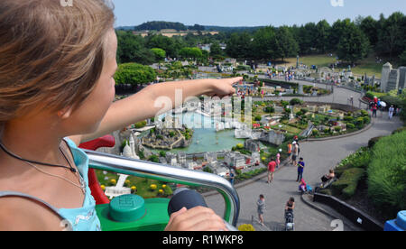 Editorial - LEGO miniland in Legoland Windsor Theme Park. Mädchen zeigen auf Ihr liebstes Gebäude London Eye alle durch Ziegelsteine in Lego. Stockfoto