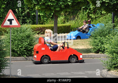 Editorial - LEGO miniland in Legoland Windsor Theme Park. Die Kinder fahren kleine Lego-Autos. Stockfoto