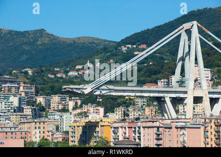 Genua, Italien, was bleibt der eingestürzten Morandi Brücke, die Autobahn A10 nach strukturelle Schäden verursachen 43 Opfer am 14. August 2018 Stockfoto