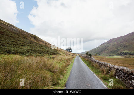 Auf dem Rundweg um den See Ogwen, Llyn Ogwen, Nationalpark, Snowdonia, North Wales, UK, National Trust, August, 2018 Stockfoto