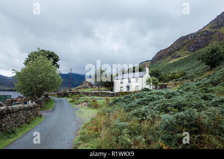 Weißes Häuschen im Tal am See Ogwen, Snowdonia National Park, National Trust Rundweg, North Wales, UK, August 2018, Llyn Ogwen Stockfoto