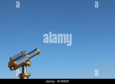 Alte Strand Teleskop in die Sonne - Klein auf blauen Himmel Stockfoto