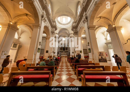 DUBROVNIK, KROATIEN - 21. Oktober: Die Kathedrale von Dubrovnik (in Kroatisch: die Kathedrale Uznesenja Blazene Djevice Marije, in Englisch: Dubrovnik Kathedrale der Himmelfahrt der Jungfrau Maria) ist von innen am 21. Oktober 2018 in Dubrovnik, Kroatien gesehen. Dubrovnik ist eine der ältesten Städte an der Adria und ist ein beliebtes Ziel der Touristen und Kreuzern. Stockfoto