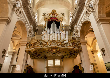 DUBROVNIK, KROATIEN - 21. Oktober: Die Kathedrale von Dubrovnik (in Kroatisch: die Kathedrale Uznesenja Blazene Djevice Marije, in Englisch: Dubrovnik Kathedrale der Himmelfahrt der Jungfrau Maria) ist von innen am 21. Oktober 2018 in Dubrovnik, Kroatien gesehen. Dubrovnik ist eine der ältesten Städte an der Adria und ist ein beliebtes Ziel der Touristen und Kreuzern. Stockfoto